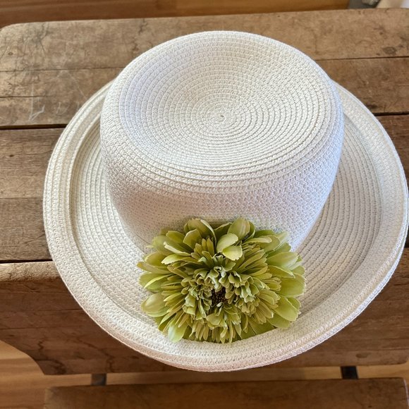 Betmar New York White Ladies Hat W/Green Flower